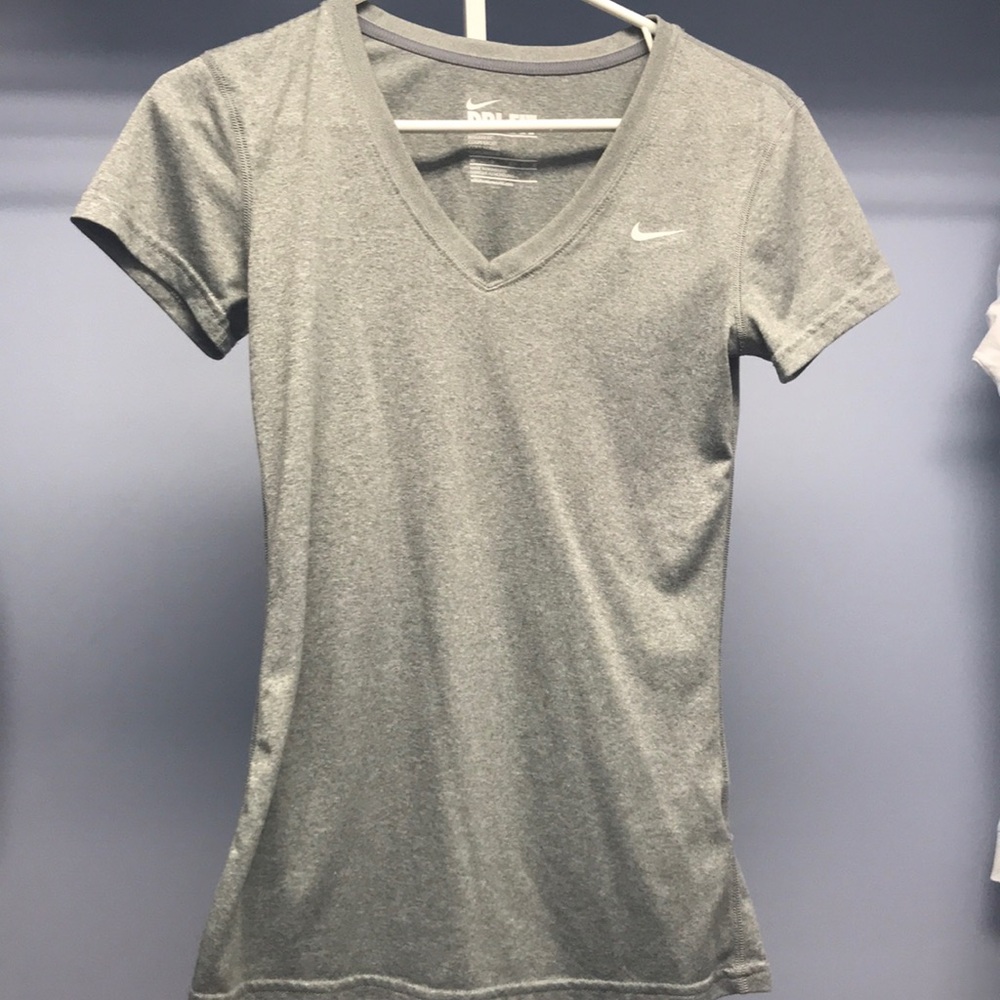 GREY NIKE T-SHIRT